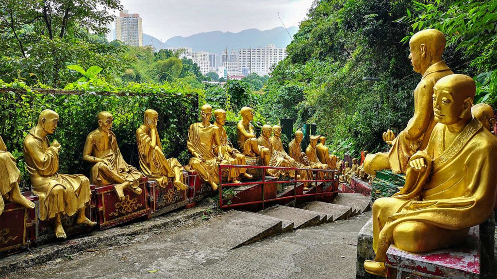 Utsikt över Buddha-statyerna och Hong Kongs skyline