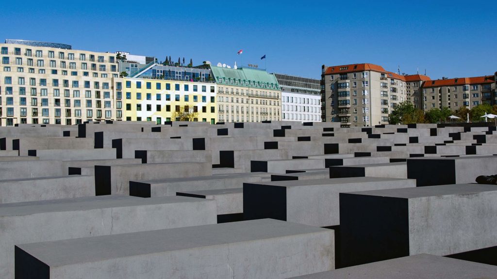Minnesmärket över de mördade judarna i Europa med Hotel Adlon Kempinski i bakgrunden