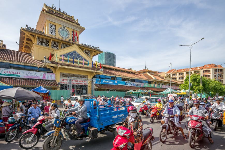 Skotertrafik passerar Binh Tay-marknaden i Ho Chi Minh City