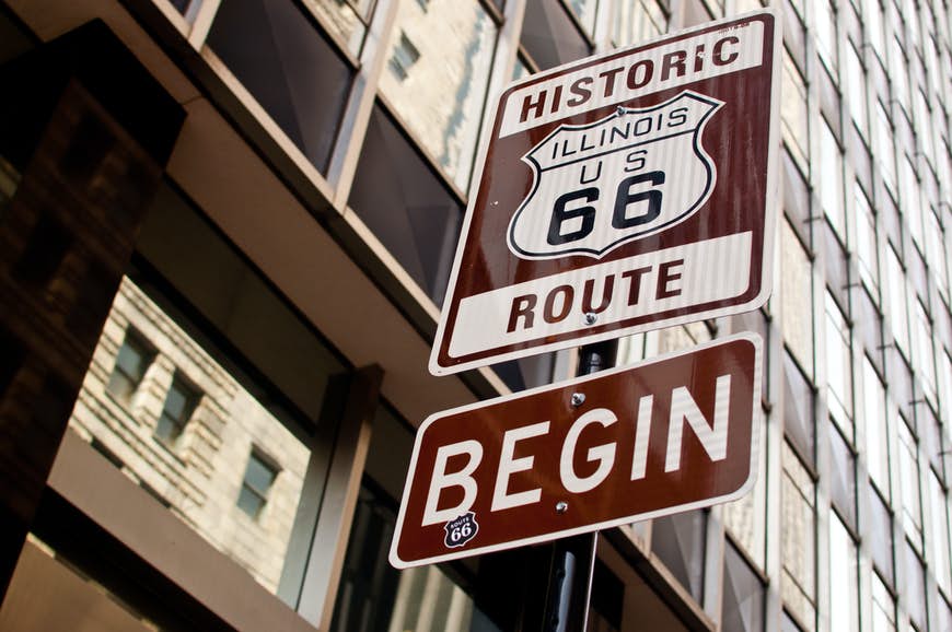En skylt som anger starten på den historiska Route 66 i Chicago