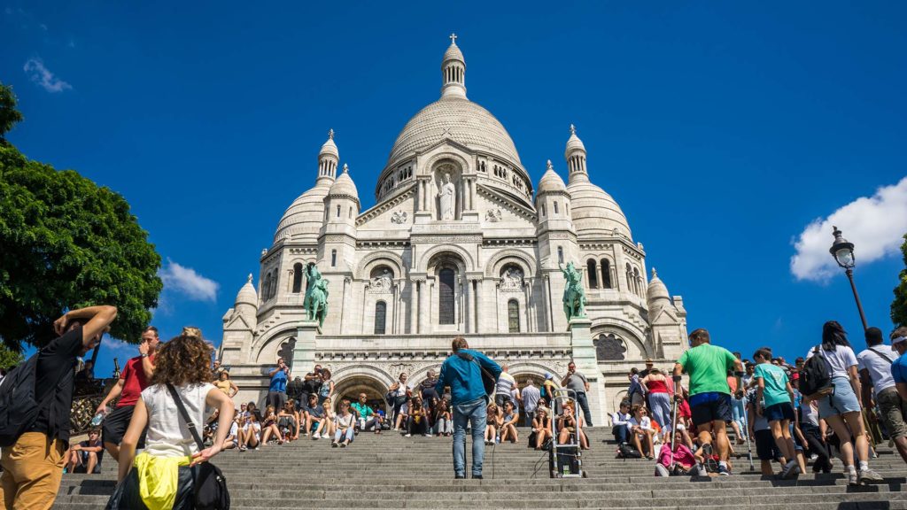 Basilikan Sacre Coeur och dess trappor (Montmartre, Paris)