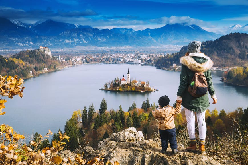 En mor och ett barn står på utkik i Bled, Slovenien