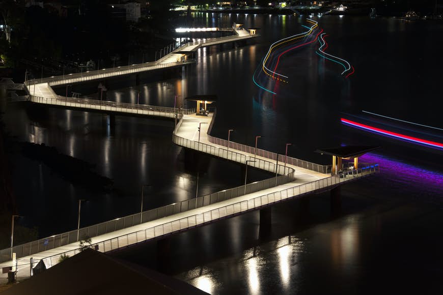 Newfarm Riverwalk i Brisbane, Queensland, Australien.  En naturskön plats att promenera längs med eller cykla med utsikt över Story Bridge och Brisbane City.