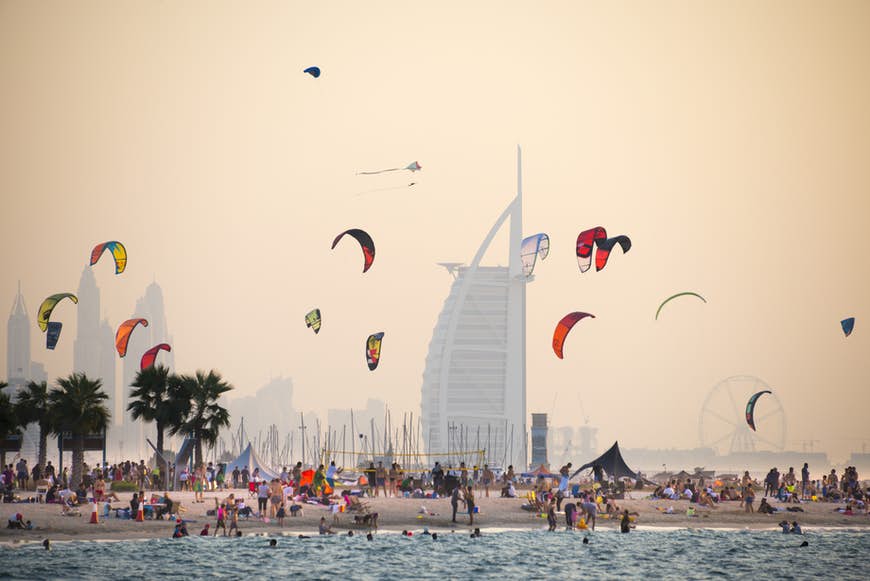 Kitesurfare på vågen på Kite Beach i Dubai, Förenade Arabemiraten