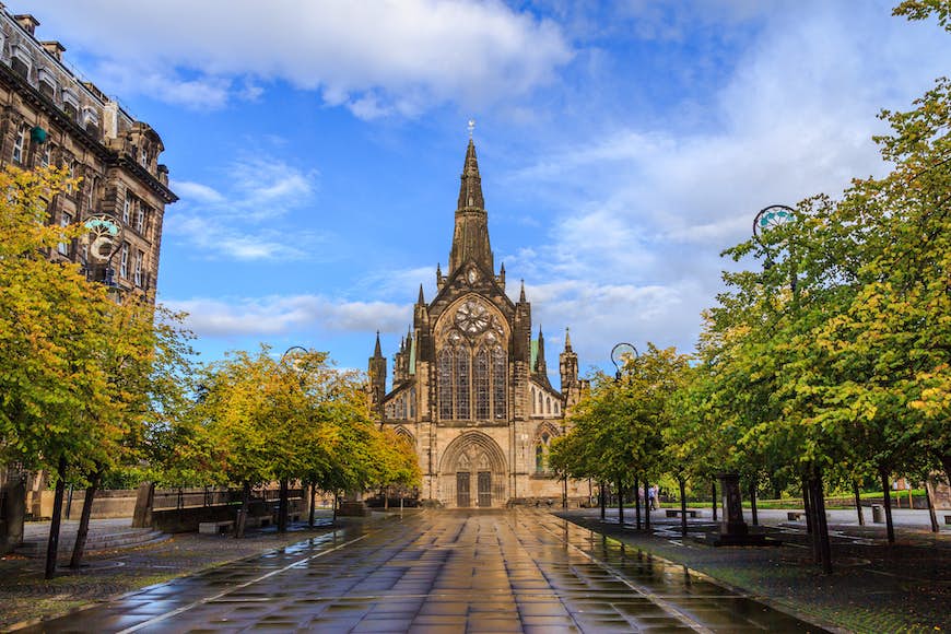 Fasaden av Glasgow Cathedral, en gotisk stenstruktur, efter regn.