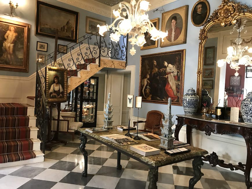 Entréhallen på Casa D'Anna, dekorerad med målningar och tidstypiska möbler