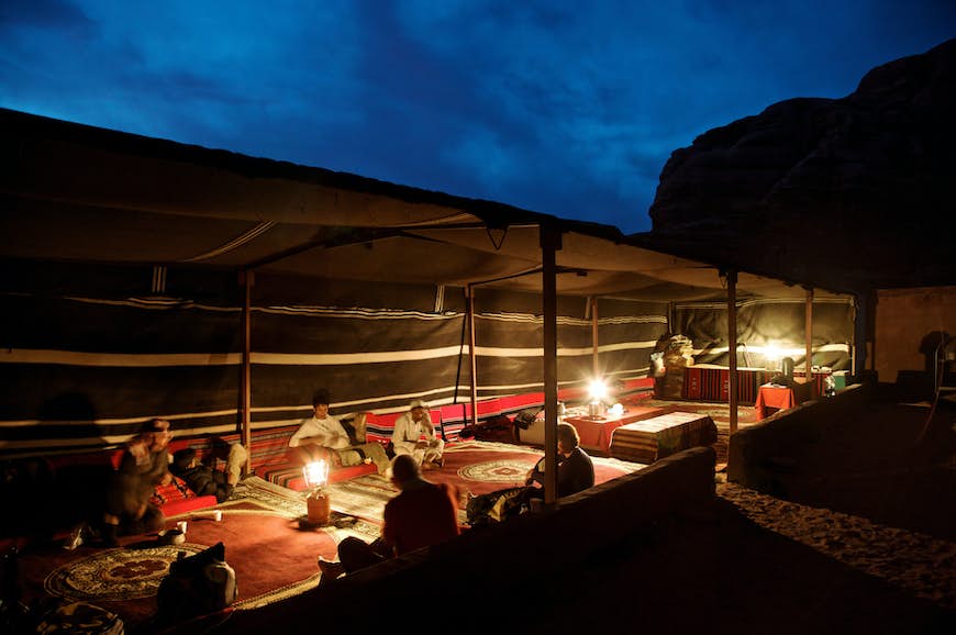 Njuter av en måltid på ett läger vid Wadi Rum National Reserve i Jordanien