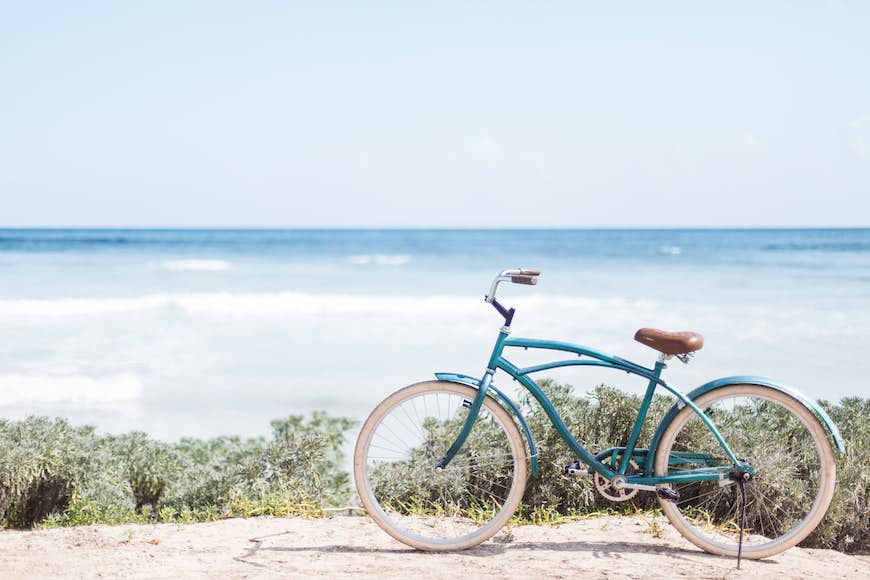 Vintage cykel på stranden
