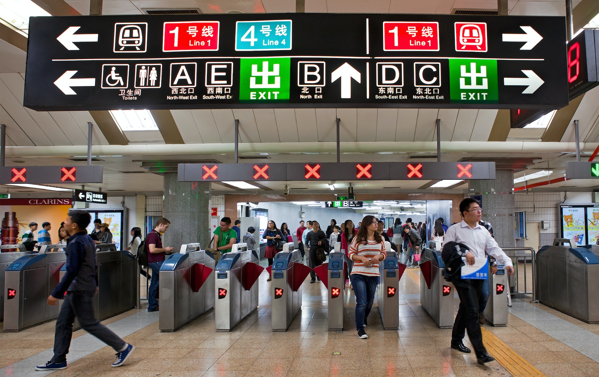 Passagerare på en tunnelbanestation i Peking
