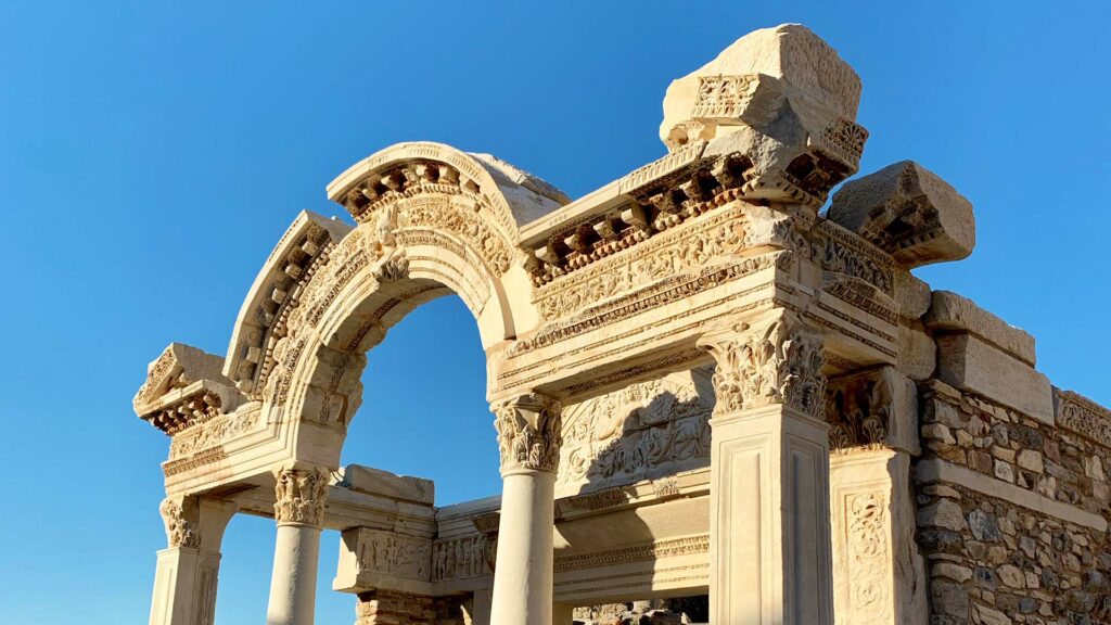 Fasaden på Hadrianus tempel i Efesos