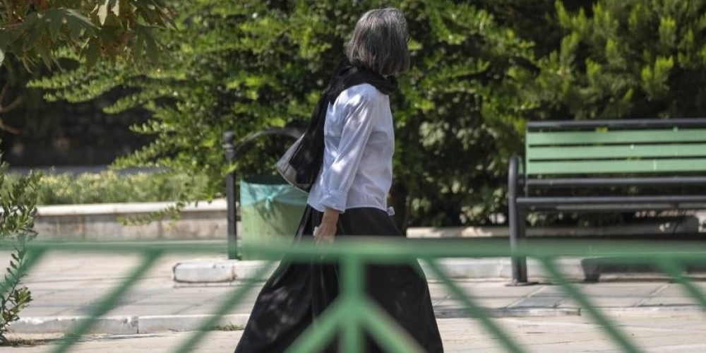 202303mena_iran_woman_walking_without_hijab