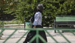 202303mena_iran_woman_walking_without_hijab