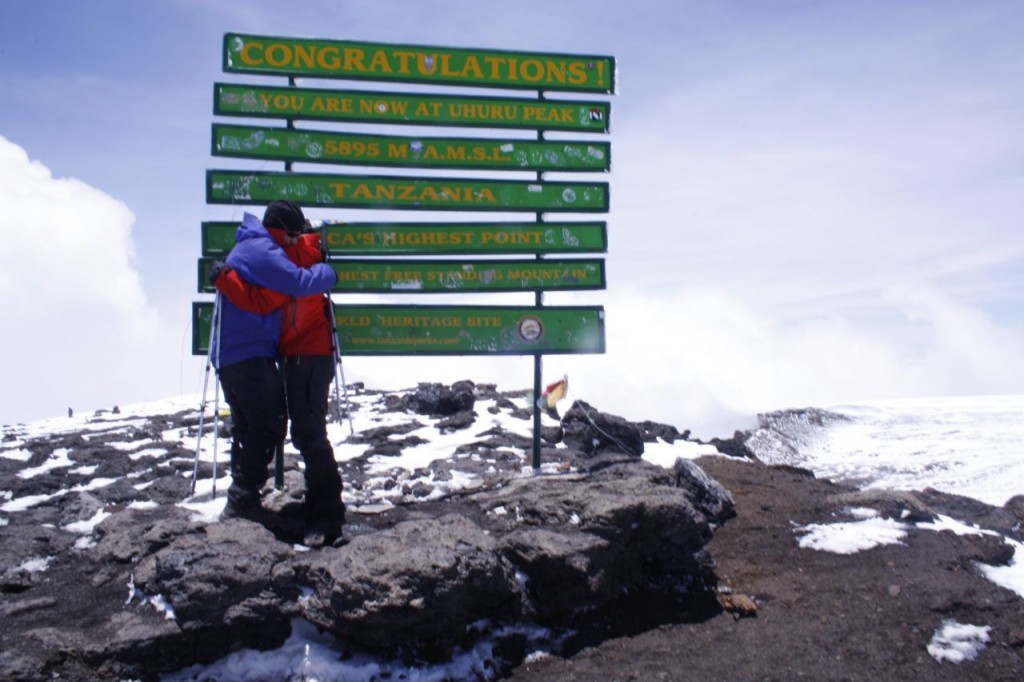 Och plötsligt är vi där uppe på Afrikas tak. Uhuru peak 5895 m.ö.h...och känslorna flödar. Det bästa vi gjort hittills!