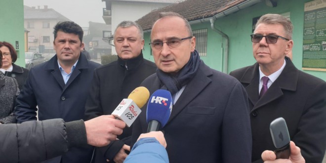 Grlić Radman: 16 Hrvata čeka na povratak iz Slovačke