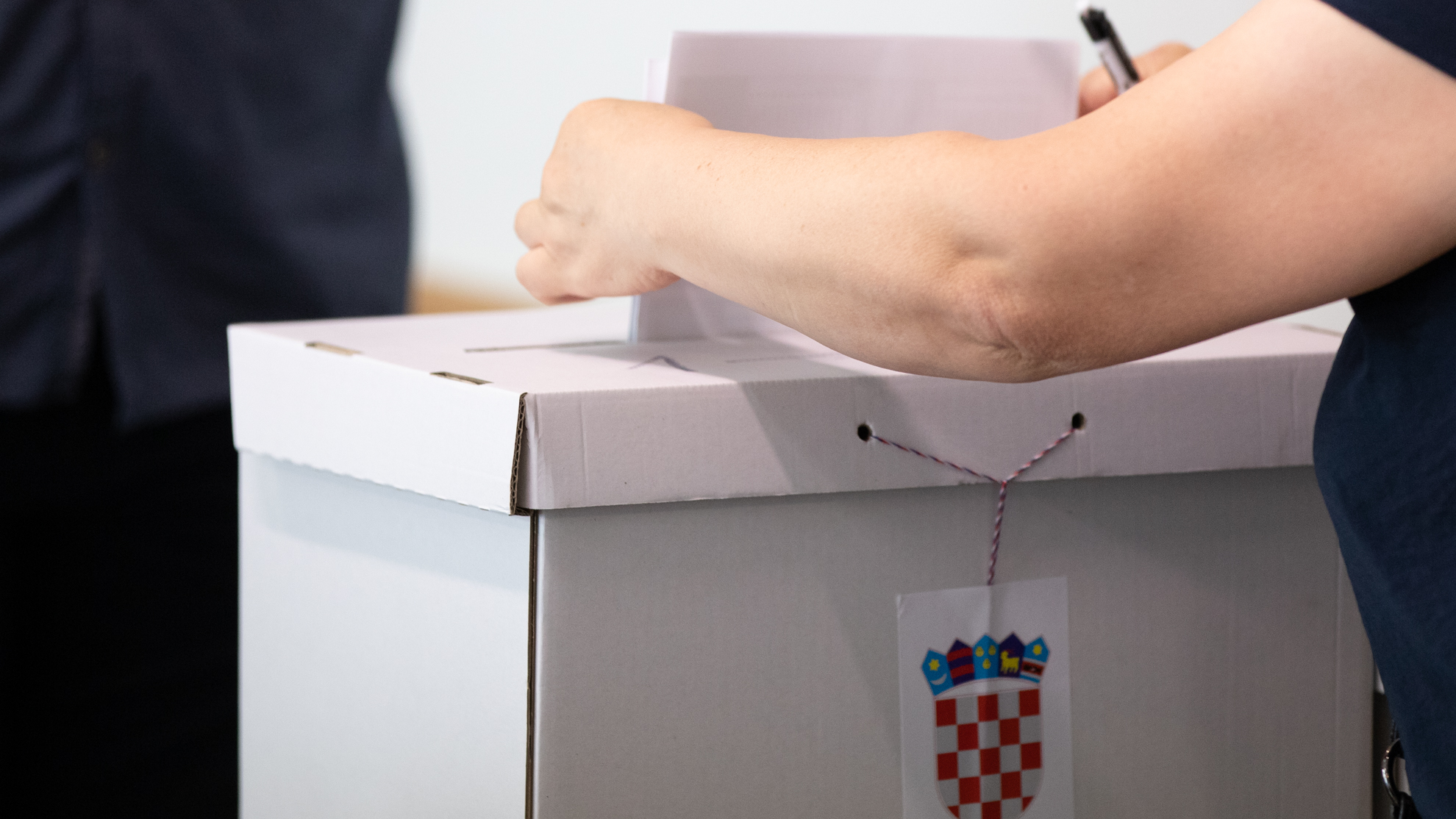 Hrvatska  : BIRALIŠTA SU OTVORENA OD 7:00 ; Počeli jedni od najzahtjevnijih izbora