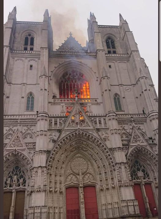 Veliki požar izbio u katedrali u Nantesu