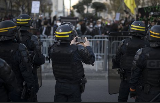 Žuti prsluci ponovo na ulicama zbog zakona koji propisuje kaznu od 45 tisuća eura: ‘Spustite oružje i mi ćemo mobitele’