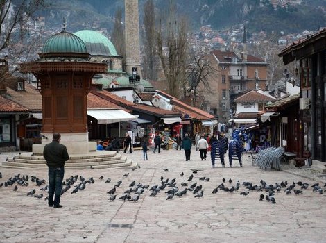 Što se događa u Bosni i Hercegovini: Liječnici strahuju od ponavljanja scenarija iz studenog, uvode se strože mjere – a gdje je cjepivo?