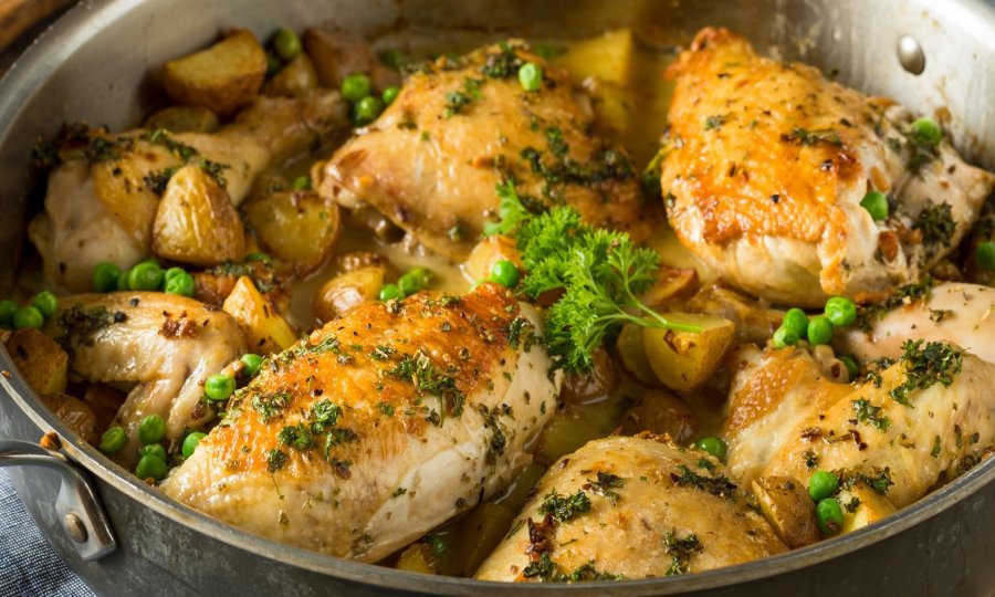 Odličan recept za koji vam treba samo jedna tavica: Zapečena hrskava piletina s povrćem