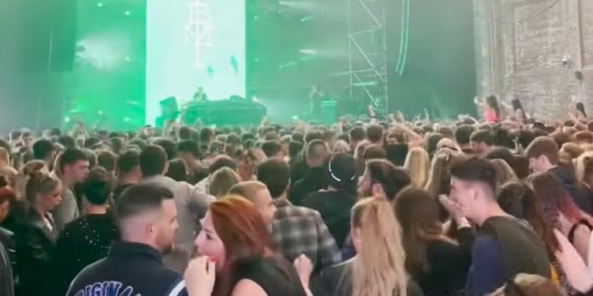 BEZ MASKI I MEĐUSOBNOG RAZMAKA: Tisuće ljudi se okupilo na koncertu