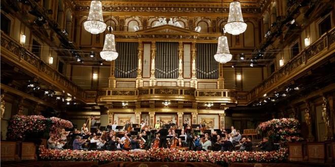 NOVOGODIŠNJI KONCERT: Ovacije Bečana Bečkim filharmoničarima i maestru Barenboimu za glamuroznu glazbenu paradu
