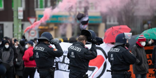 (NE)POŠTIVANJE KORONA MJERA: U Austriji u samo deset dana 2.500 kazni i gotovo pola milijuna policijskih kontrola