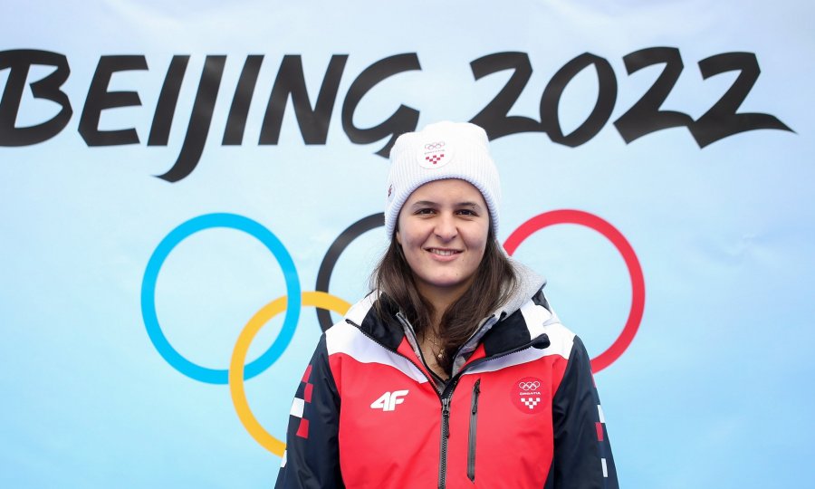 Promjena hrvatskog stjegonoše na otvaranju Zimskih olimpijskih igara. U prvi plan je iskočila 18-godišnja skijašica