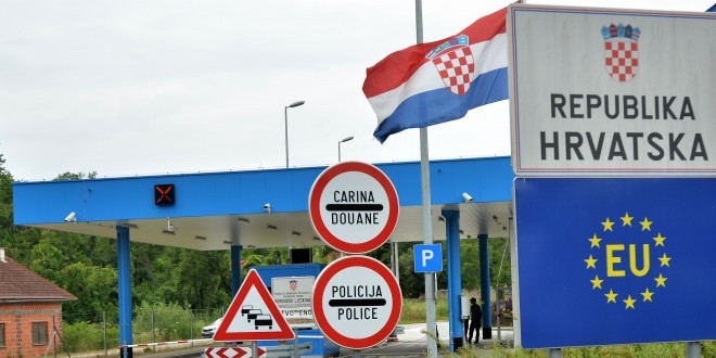 ŠOKIRANI GRAĐANI: Vraćeni s hrvatske granice radi četiri banane, četiri jabuke i pola sirnog namaza