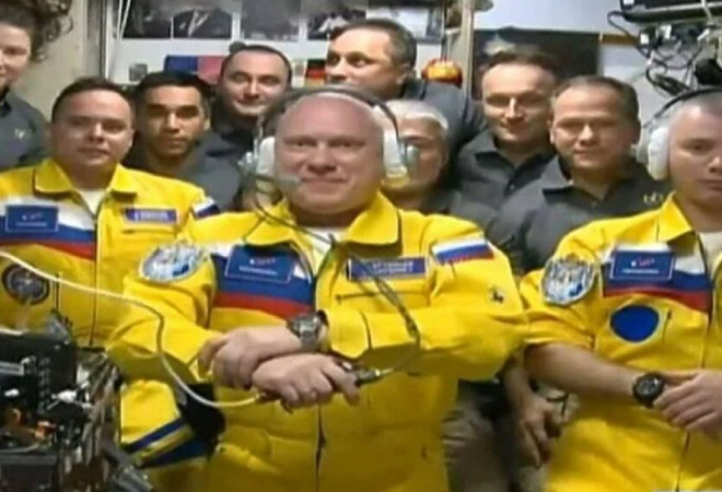 RUSKI KOZMONAUTI ‘PODIGLI OBRVE’ CIJELOG SVIJETA! Pojavili se na ISS-u u bojama Ukrajine: ‘Skupilo se puno žutog materijala koji je trebalo iskoristiti’