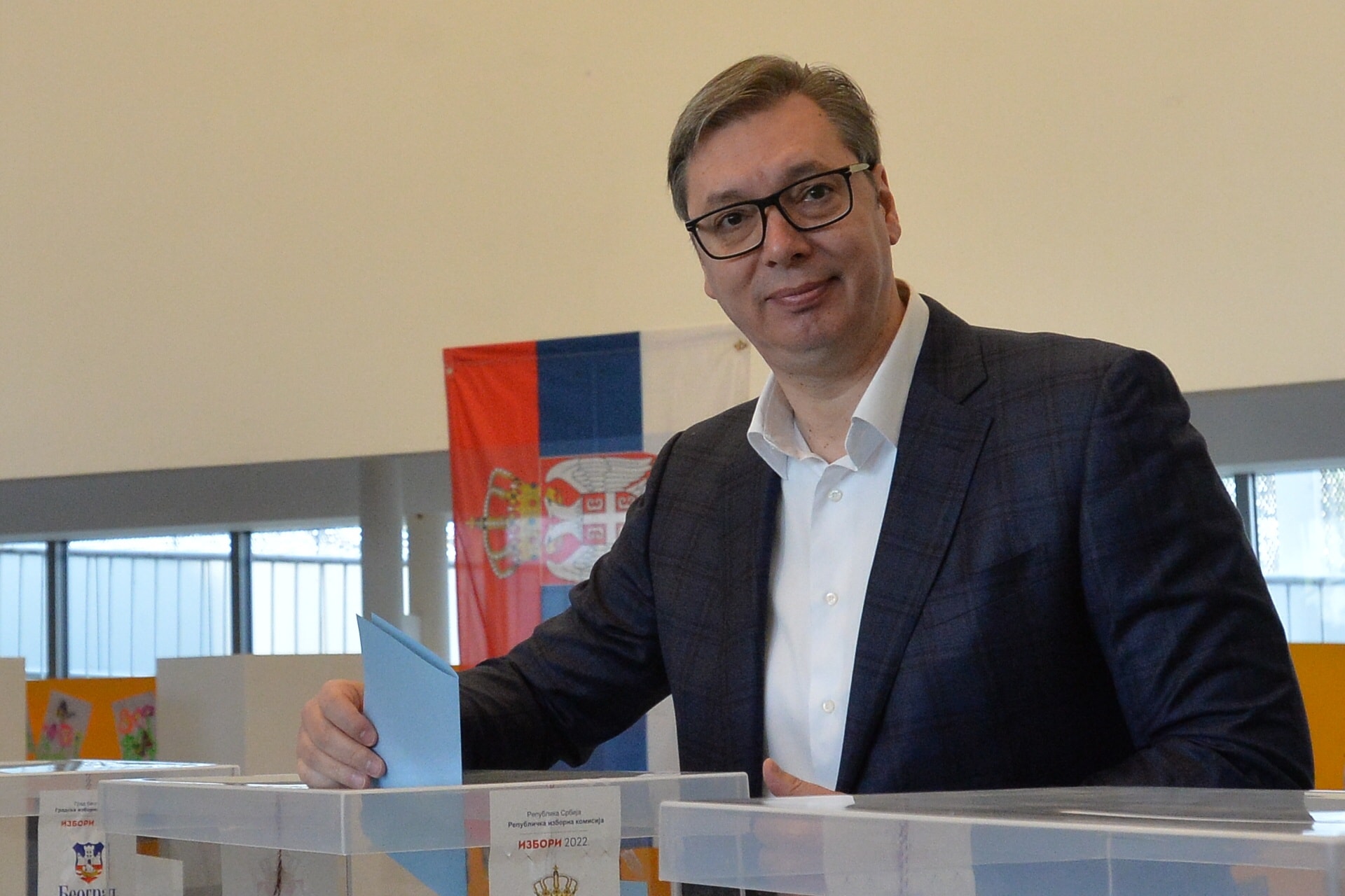 Vučić pobjeđuje već u prvom krugu; oporba tvrdi da ima većinu u Beogradu