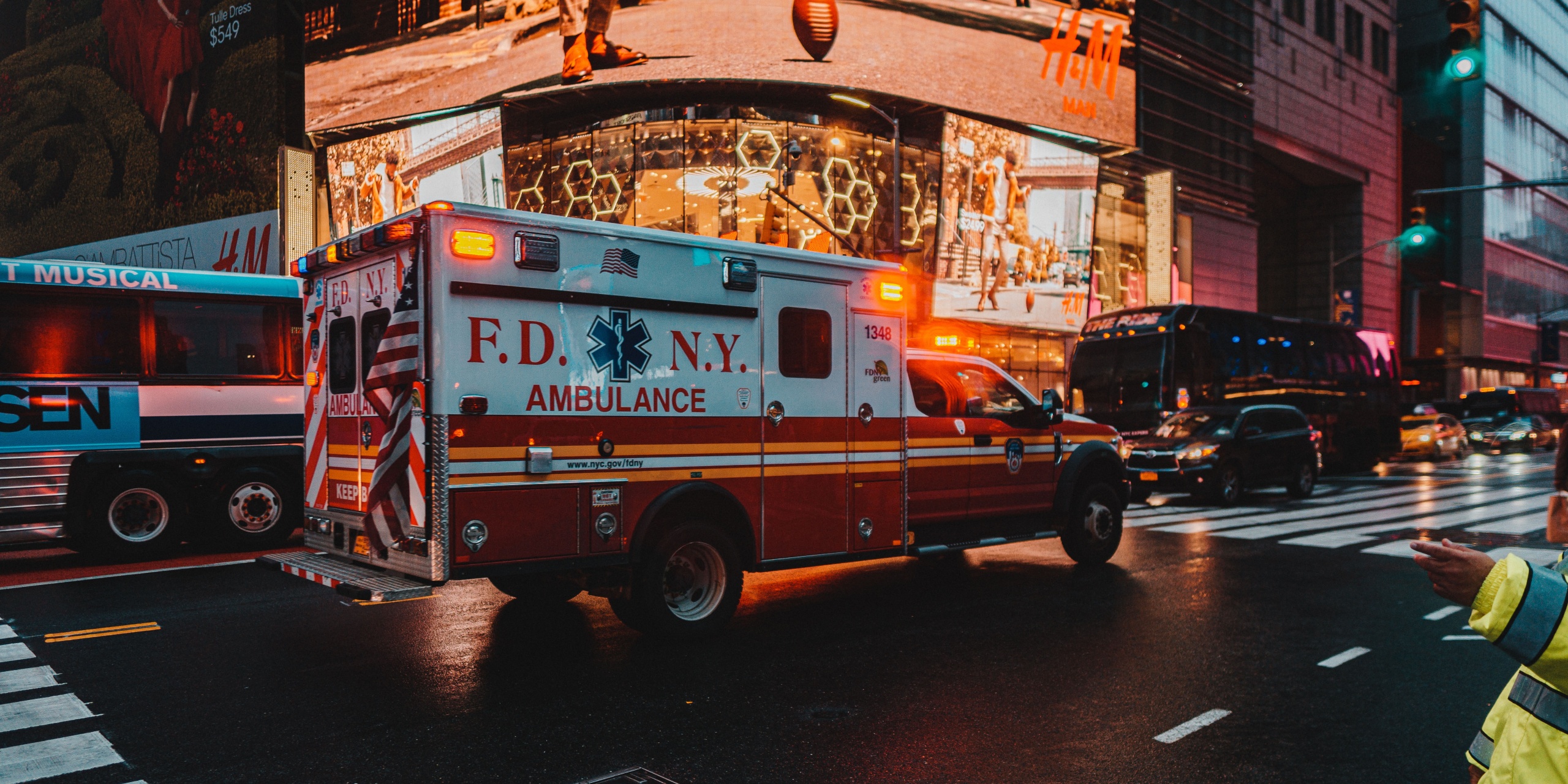 MEĐU RANJENIMA IMA I DJECE: U pucnjavi u New Yorku ozlijeđeno 29 ljudi, policija objavila fotografiju muškarca koji je povezan s napadom