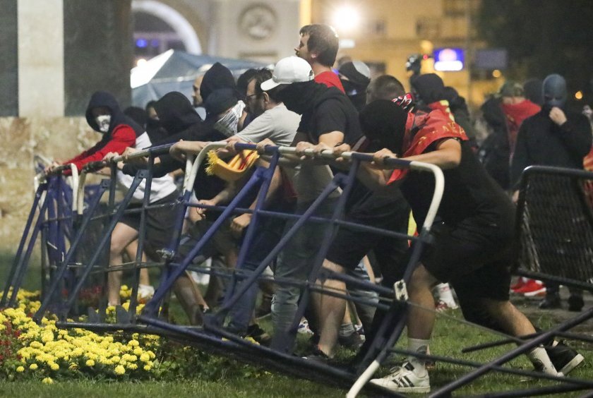 Ulični rat u Skoplju: Nasilni prosvjednici s fantomkama napali policiju bakljama i kamenjem, 47 policajaca ozlijeđeno