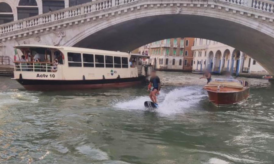 Gradonačelnik Venecije kipti od bijesa: ‘Tražim idiote koji su surfali po venecijanskim kanalima! Onome tko ih nađe poklanjam večeru!’