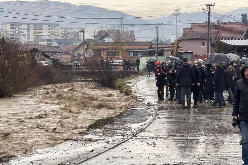 Zbog poplava izvanredna situacija u dijelu Srbije, traje potraga za dvije osobe koje su upale u nabujalu rijeku
