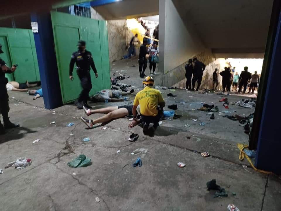 Tragedija na nogometnom stadionu, najmanje 12 ljudi poginulo