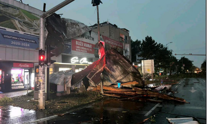 Moćno nevrijeme stiglo do Srbije: Pala dizalica, vjetar odnio dio krova bolnice