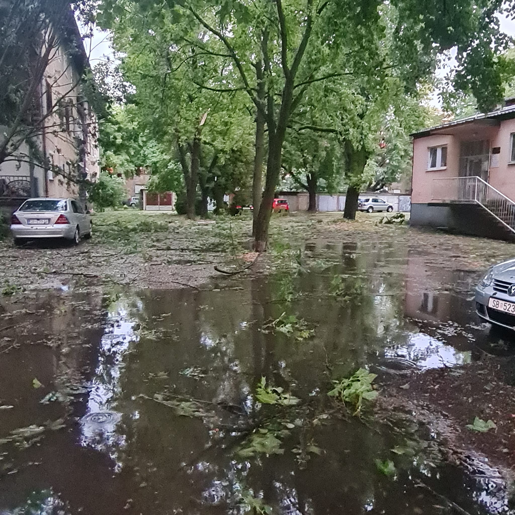 Oluja u Slavoniji ubila mladog čovjeka! Vlakovi ne voze, nema ni struje: ‘Cijelo selo je stradalo’