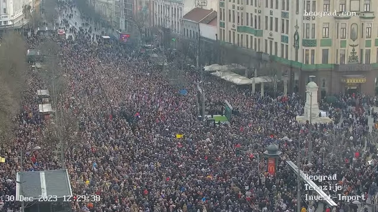Beograd ‘gori’: Tisuće na ulicama, liderica oporbe plakala i jedva hoda. Ori se ‘Vučiću, lopove’