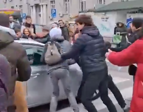 Aktivisti blokirali ulice u Zemunu, vozač stisnuo gas i ‘ponio’ nekoliko ljudi na haubi