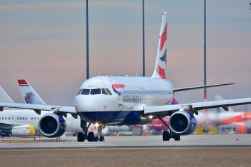 Avion s vraćenim tražiteljima azila sletio u Zagreb, Božinović: ‘To nisu ilegalni migranti’