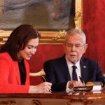 Am 7. Jänner 2020 wurde die neue Bundesregierung vom Bundespräsidenten in der Präsidentschaftskanzlei angelobt. Im Bild Bundespräsident Alexander Van der Bellen (r.) und Bundesministerin Alma Zadi? (l.).