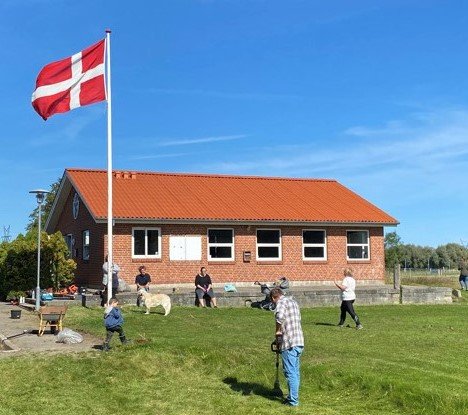 Tvingstrups klubhus med flaget hejst