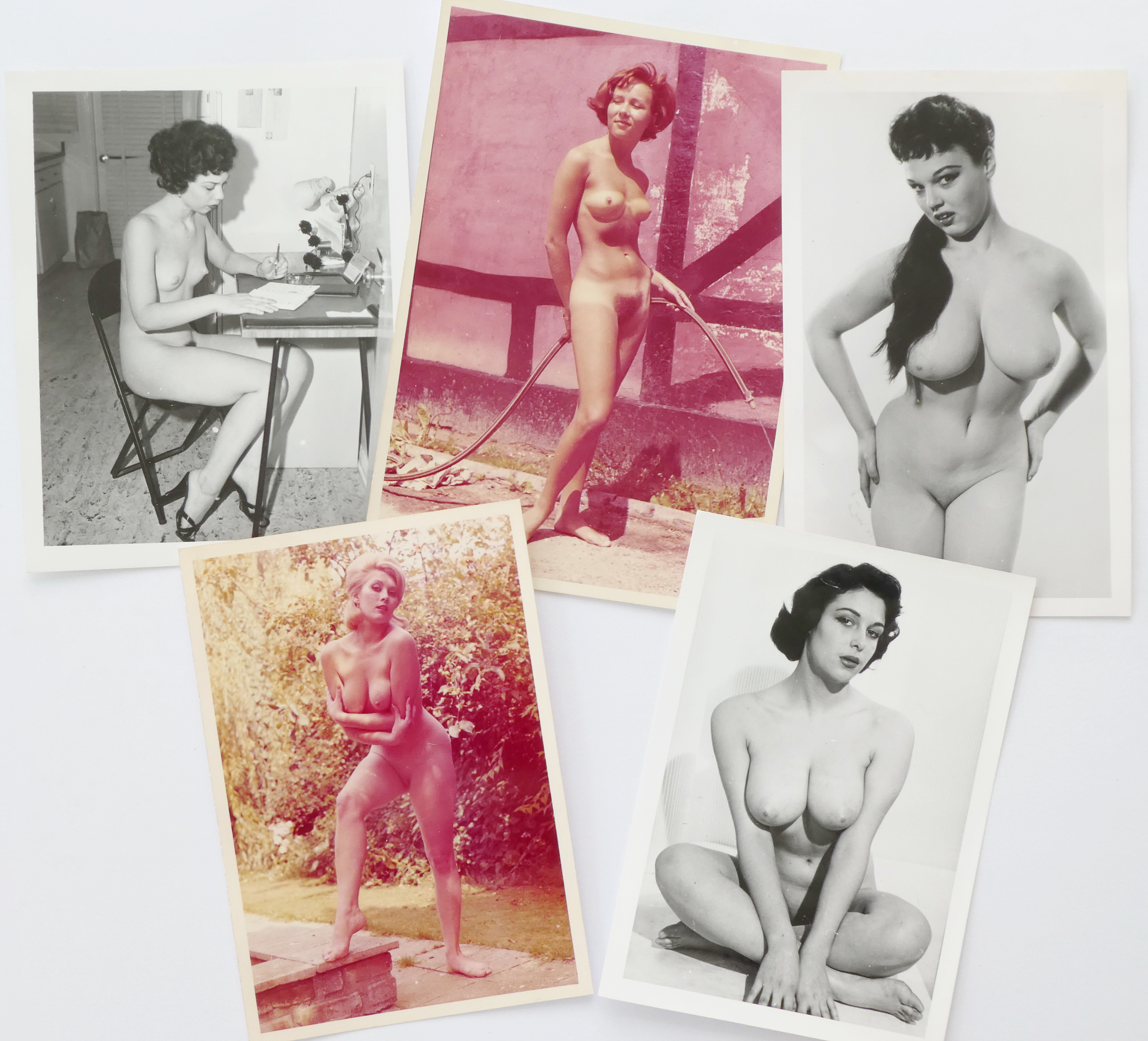 Pinup/glamour photo sets in pocket format, as well as colour slides. Many well-known models.