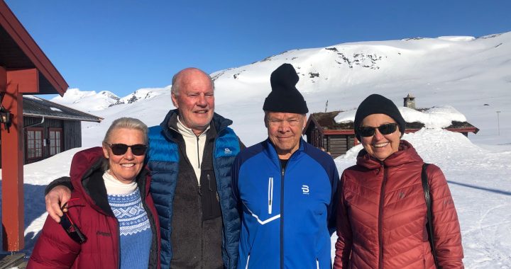 Cecilie og Morten Andvig sammen med Marit og Anders Odal. Opdal-familien har eid Tyinholmen i fem generasjoner.