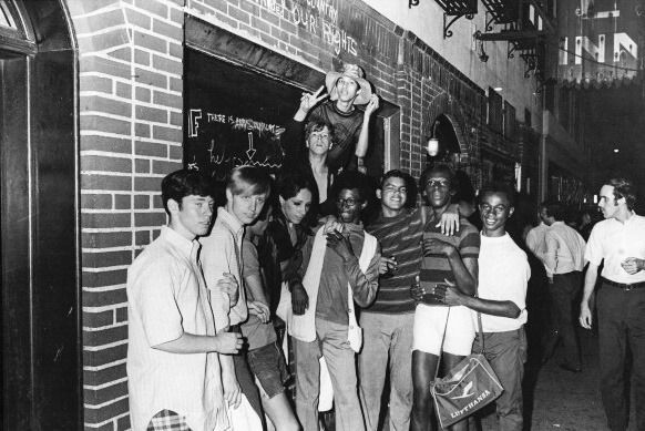Grupo de personas en Stonewall Inn, celebrando el éxito de las revueltas después del 27 de junio de 1969. Fot. Fred W. Mcdarrah