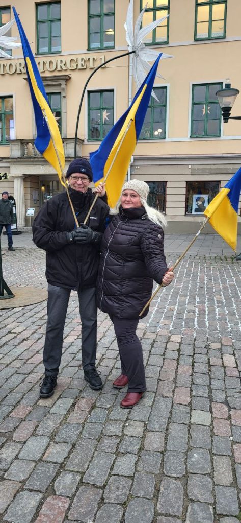 Two people holdingbolag ukrainian flags