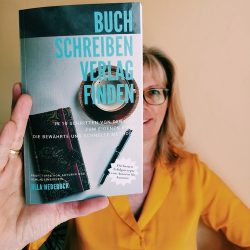 Ulla Nedebock mit Buch