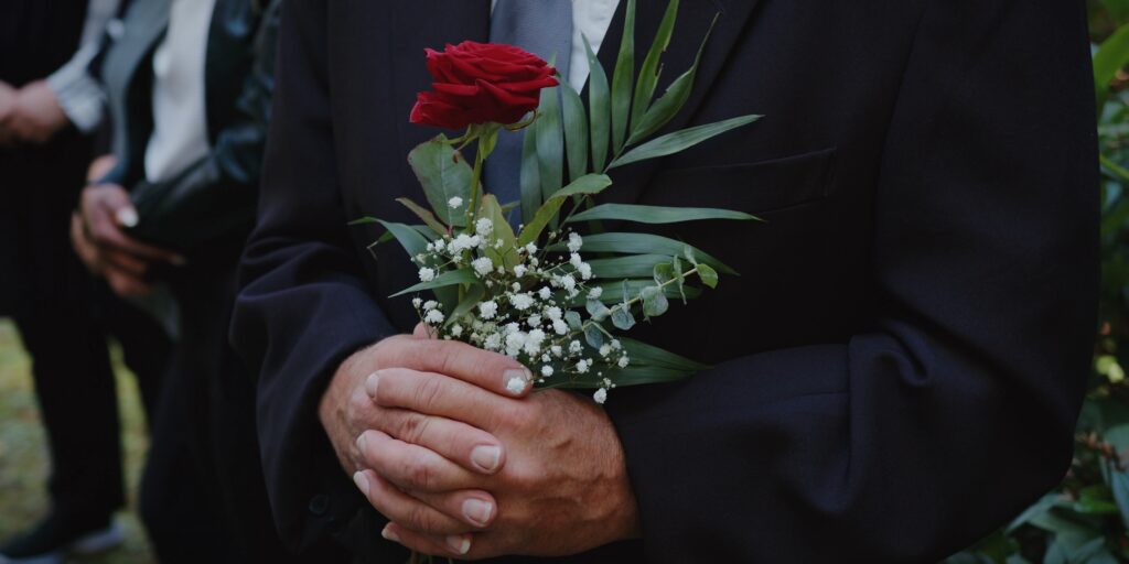 Mann mit Blumen in der Hand