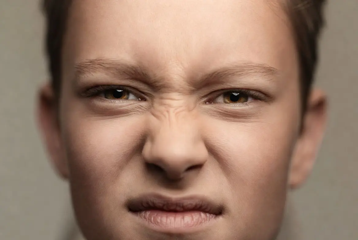 squinting eyes meaning in body language