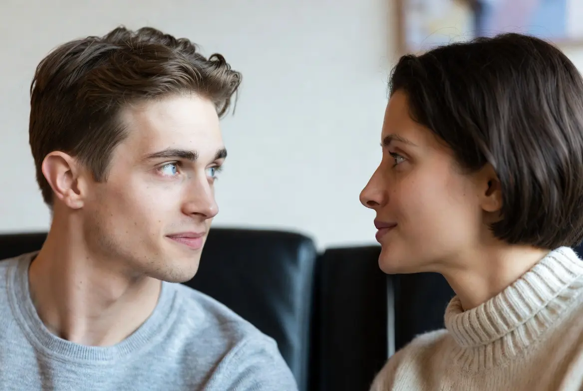 Two people making relaxed eye contact during a conversation, illustrating eye contact in communication